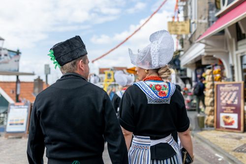 Man en vrouw in klederdracht
