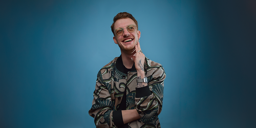 Foto van Nick van Leeven met een blauwe achtergrond