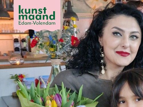 Een vrouw die een bos tulpen vasthoudt
