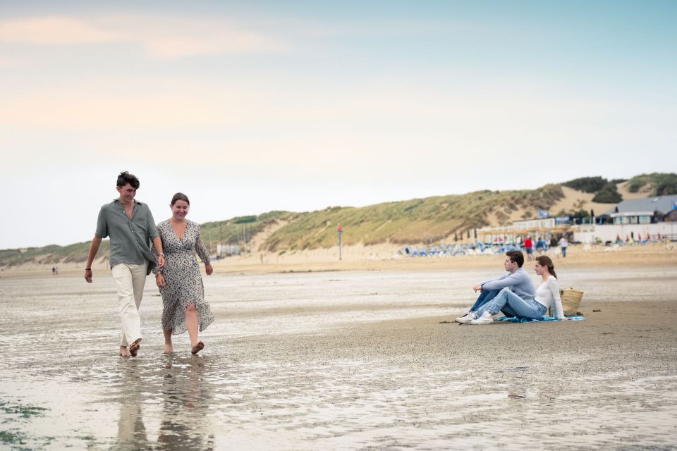 Breed badstrand van Rockanje met de duinen van Voornes Duin en strandpaviljoens