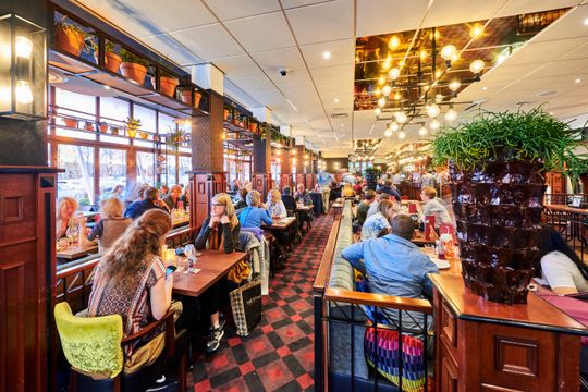 Het is gezellig druk in het restaurant van 't Voorhuys