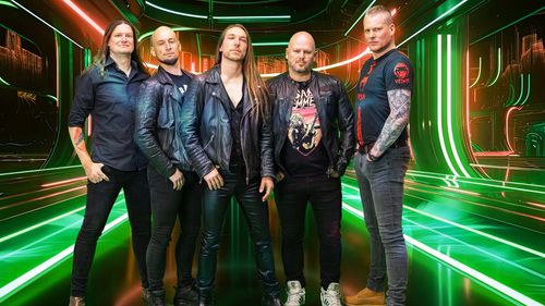 Een band van 5 mensen met neon lichten