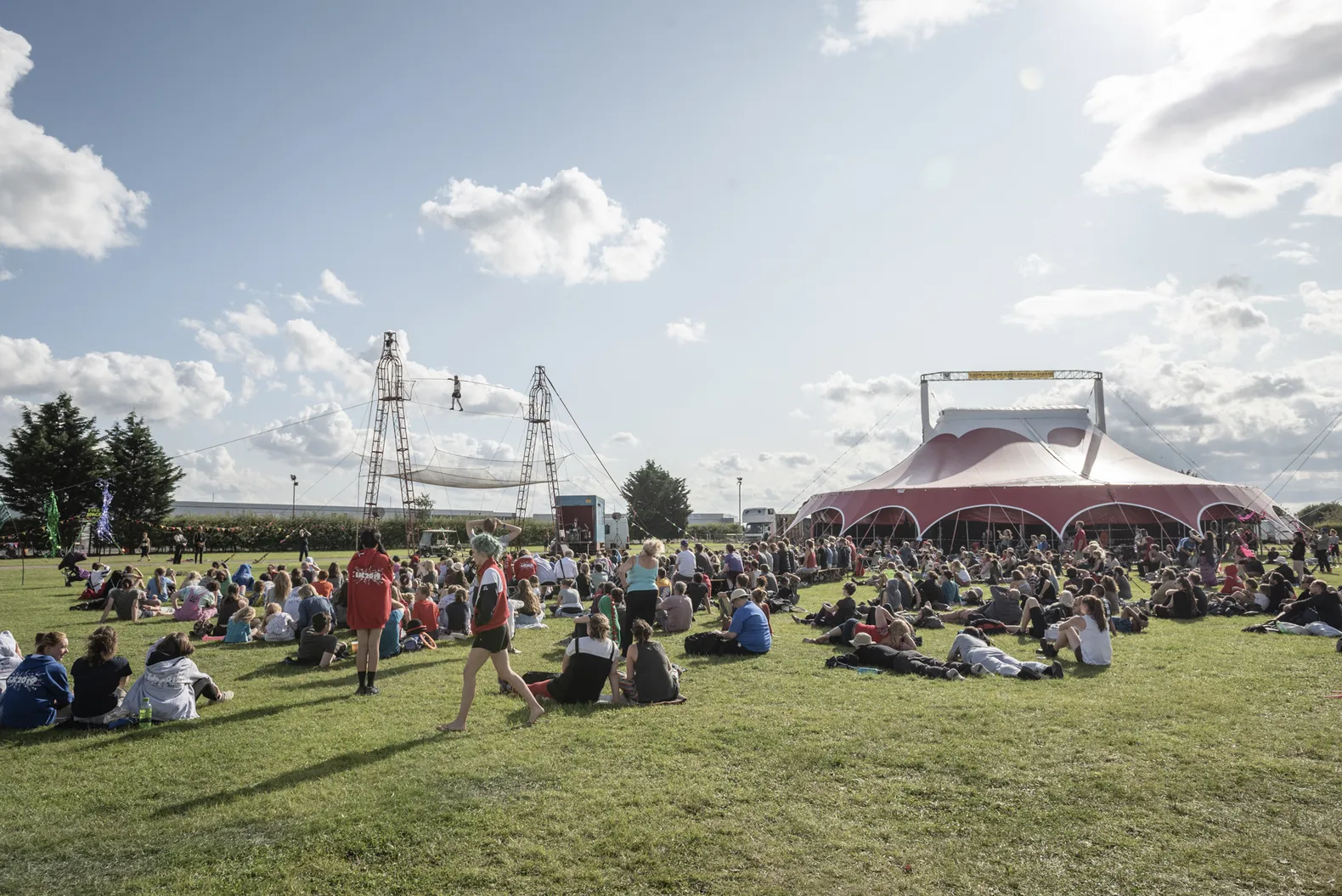 mensen op festivalterrein