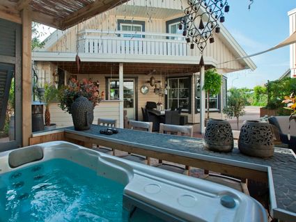 Jaccuzi met huis op achtergrond.