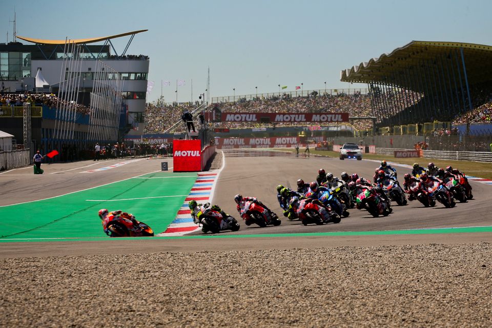 Motorrijders vlak voordat ze de bocht in gaan tijdens Motul TT.