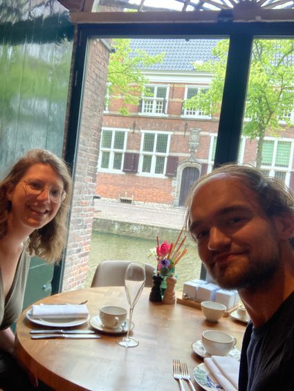Een selfie van wannes en desiree bij hotel arsenaal