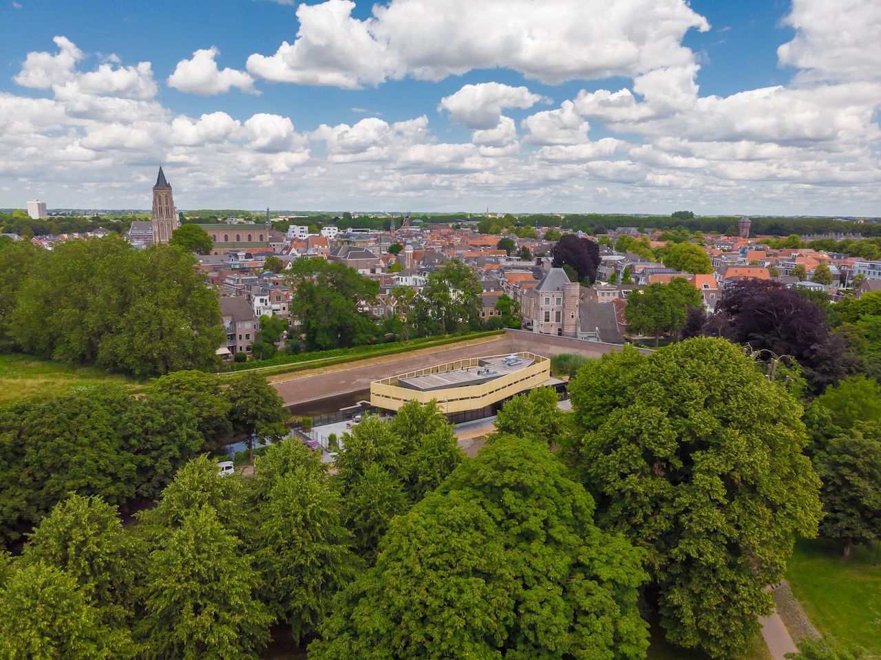 Boutique Hotel Karel de Stoute, gebouwd op oude vestingsmuren ligt in Park Buiten de Waterpoort, met uitzicht op de Merwede.