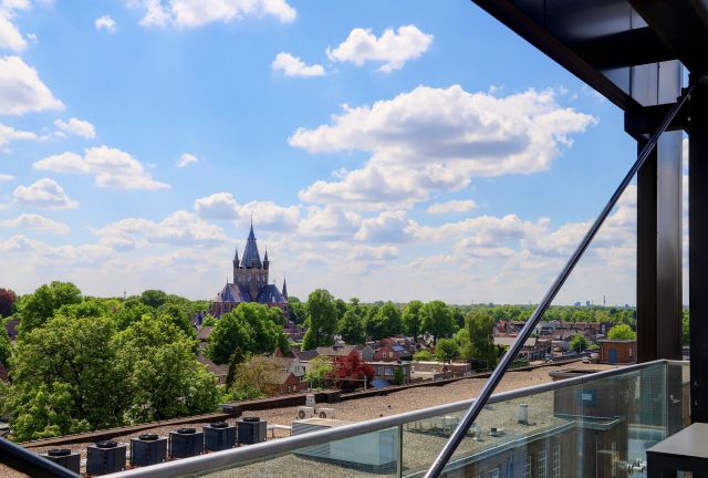 Uitzicht vanuit het NEO KVL Hotel, je ziet de kerk in Oisterwijk.