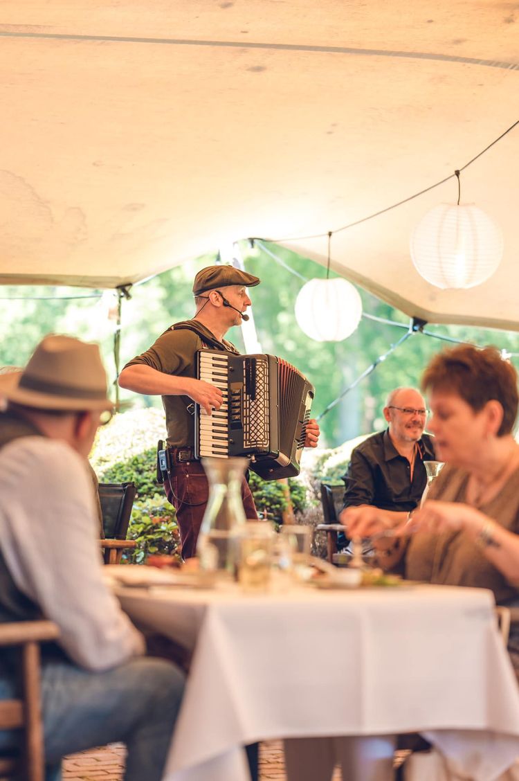 Muziek op 't terras met troubadour Robert