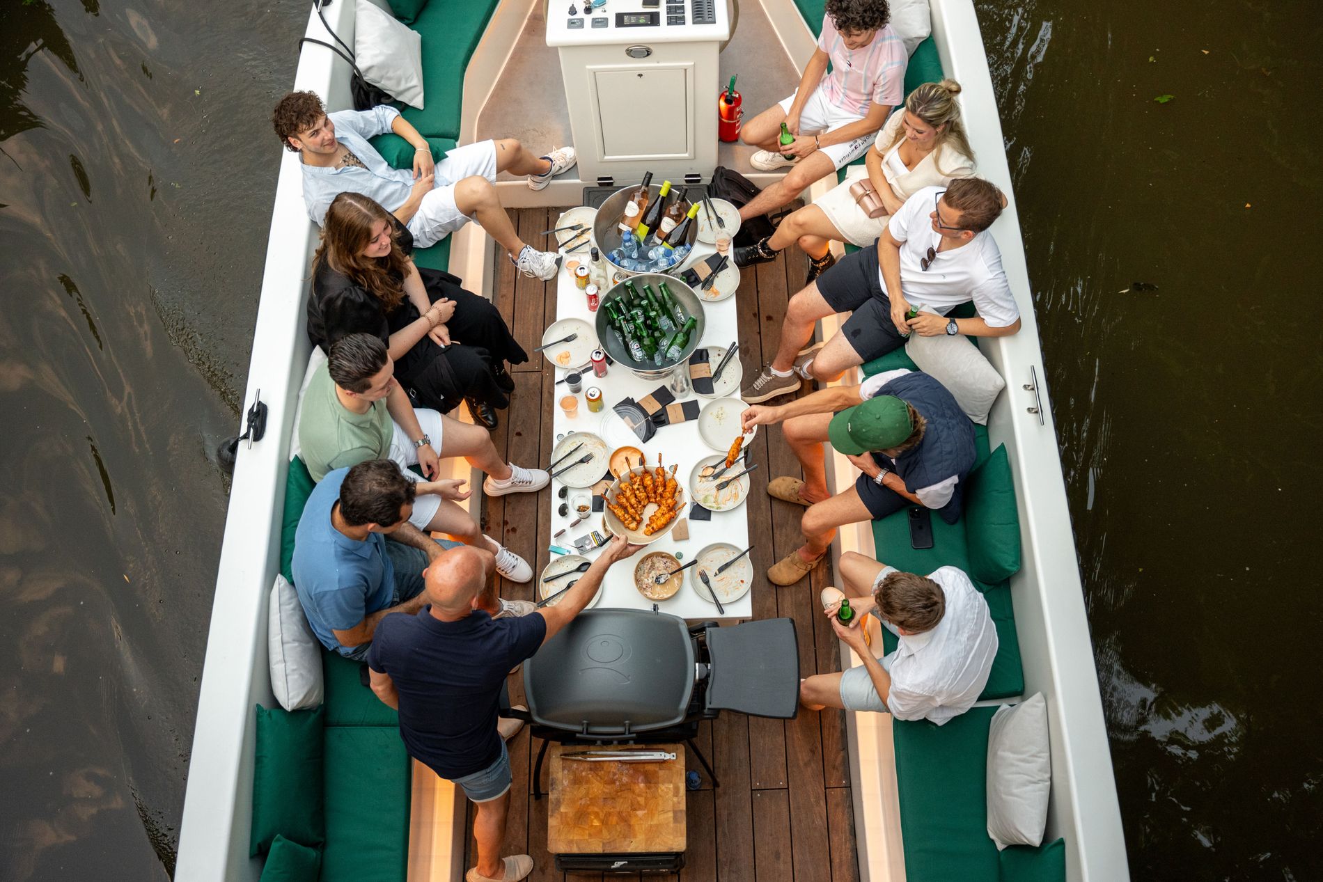 Gasten genieten van een barbecue tijdens een rondvaart door Breda.