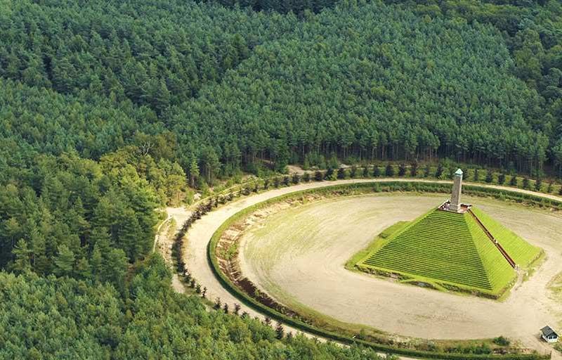 Luchtfoto pyramide van austerlitz