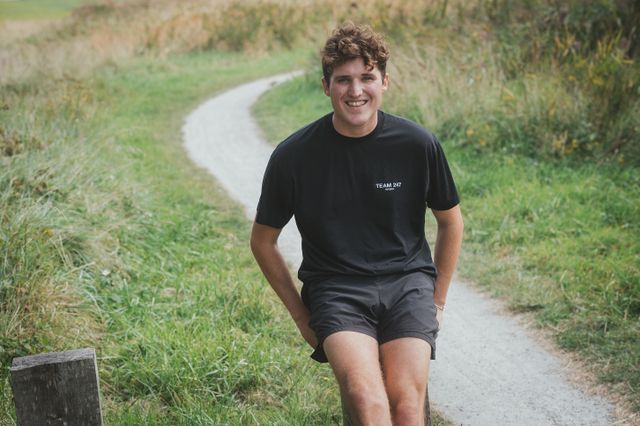 Tim rust tijdens het hardlopen uit op een hekje