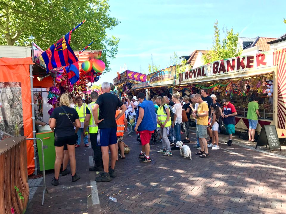 Drukte op de kermis in Middenbeemster