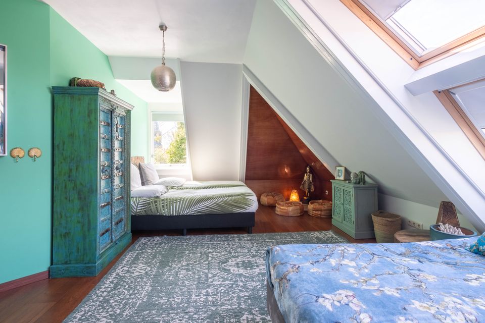 2x1-persoonsbed/boxspring (de bedden kunnen tegen elkaar worden geschoven, maar ook uit elkaar) 2x1-persoonsbed/boxspring (de bedden kunnen tegen elkaar worden geschoven, maar ook uit elkaar)