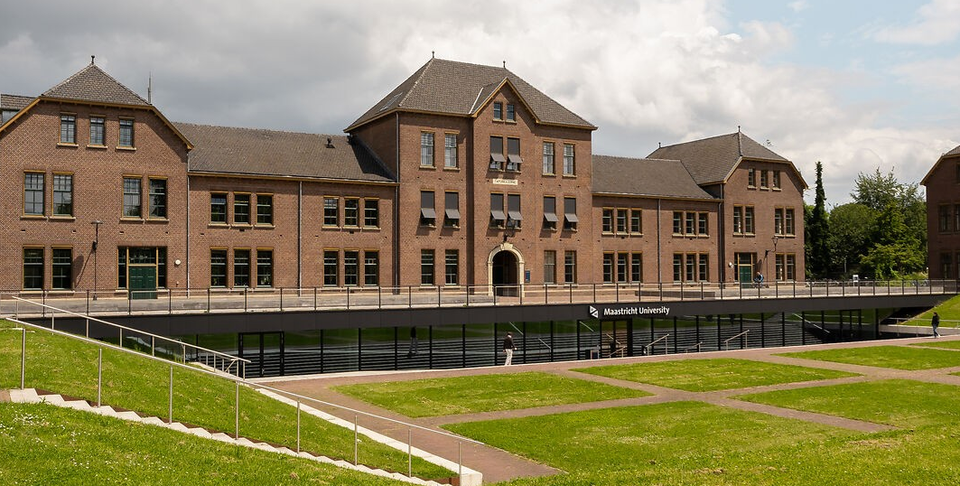 liggend tapijn kazerne learning spaces jekerkwartier maastricht marketing juli 2024 glazen hek