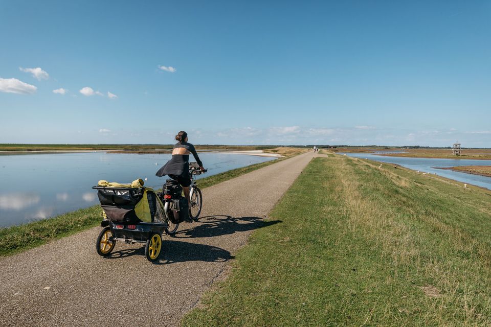 Fietser op dijk