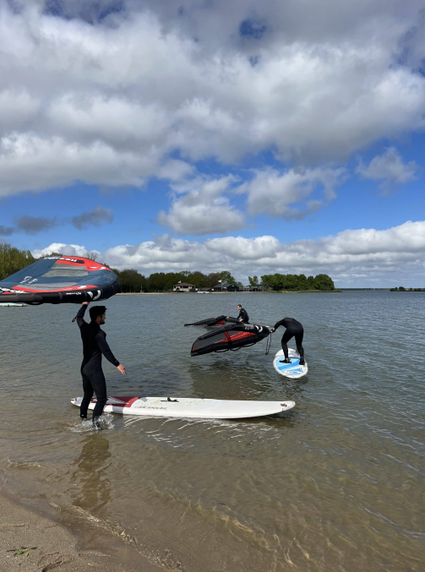 Drie personen in water aan het wingen.