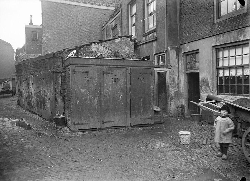 De pot op! - Drie toiletten in de Hooipoort. 1934 Fotograaf onbekend. HUA