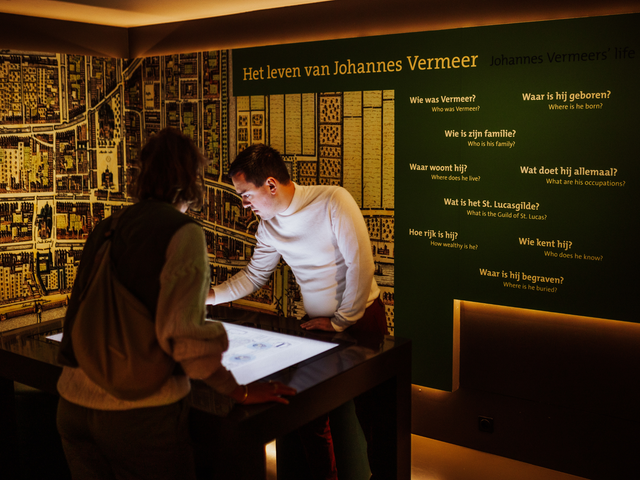 Een stelletje duikt in de geschiedenis van Johannes Vermeer in het Vermeer Centrum