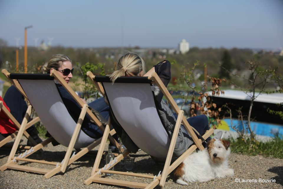 Chalet Bergrust Maastricht twee personen met hond op terras
