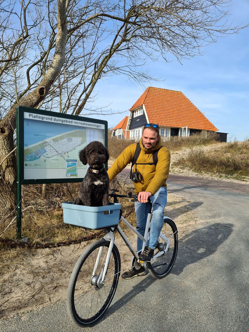 man met hond bakfiets duinhuisjes Vlieland (klein)