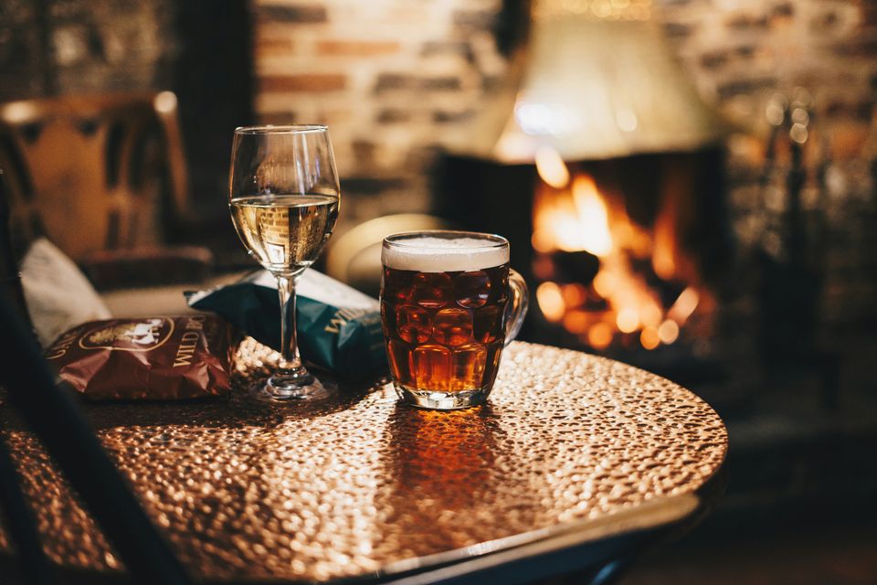 Drankje bij de haard