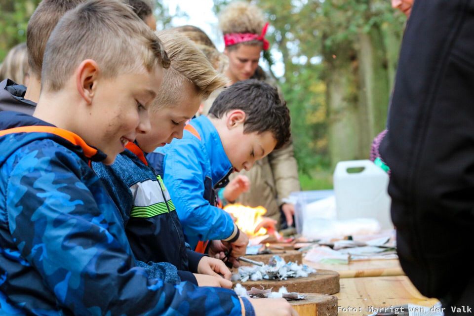 Kinderen aan het knutselen