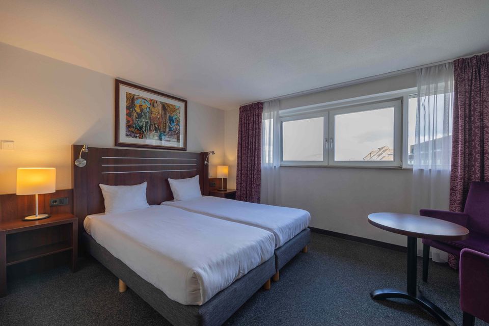 De Comfort kamers van 22 m² hebben een klassieke stijl met uitzicht op de stad.