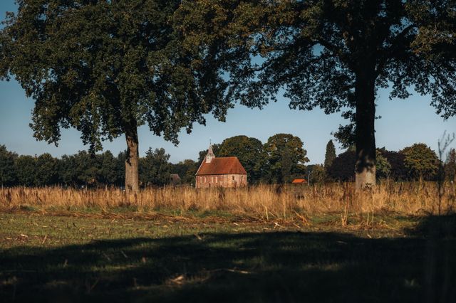 Die Kirche von Zweeloo in einer ländlichen, waldreichen Gegend