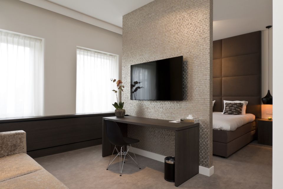 Lichte, moderne, luxe, hotelkamer met TV.