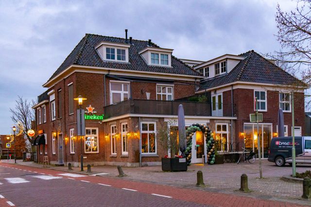 De buitenkant van restaurant The Bull Oostzaan