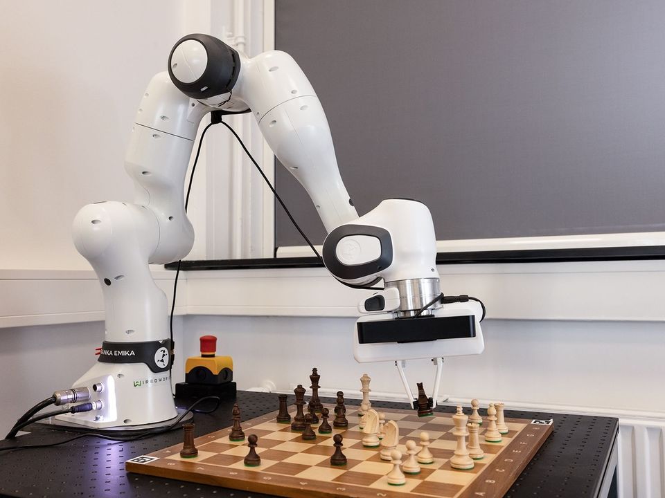 Robot dat aan het schaken is