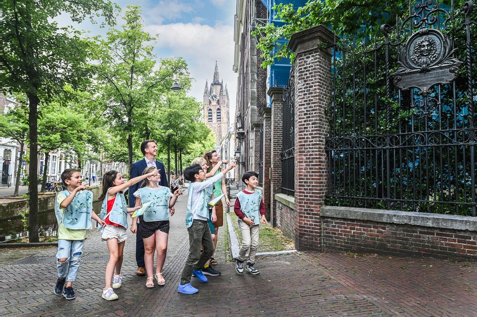 Kinderen BSO met wethouder frank van der Vliet op testen de speurtocht uit