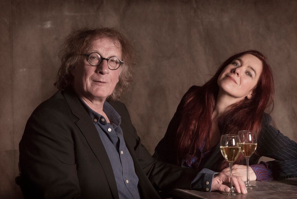 Man en vrouw aan tafel