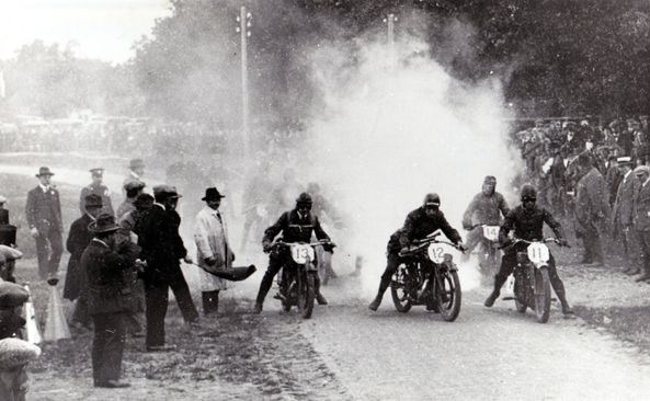 De start van de eerste T.T. races op 11 juli 1925 op de Grote Brink te Rolde. Namen zijn niet bekend.