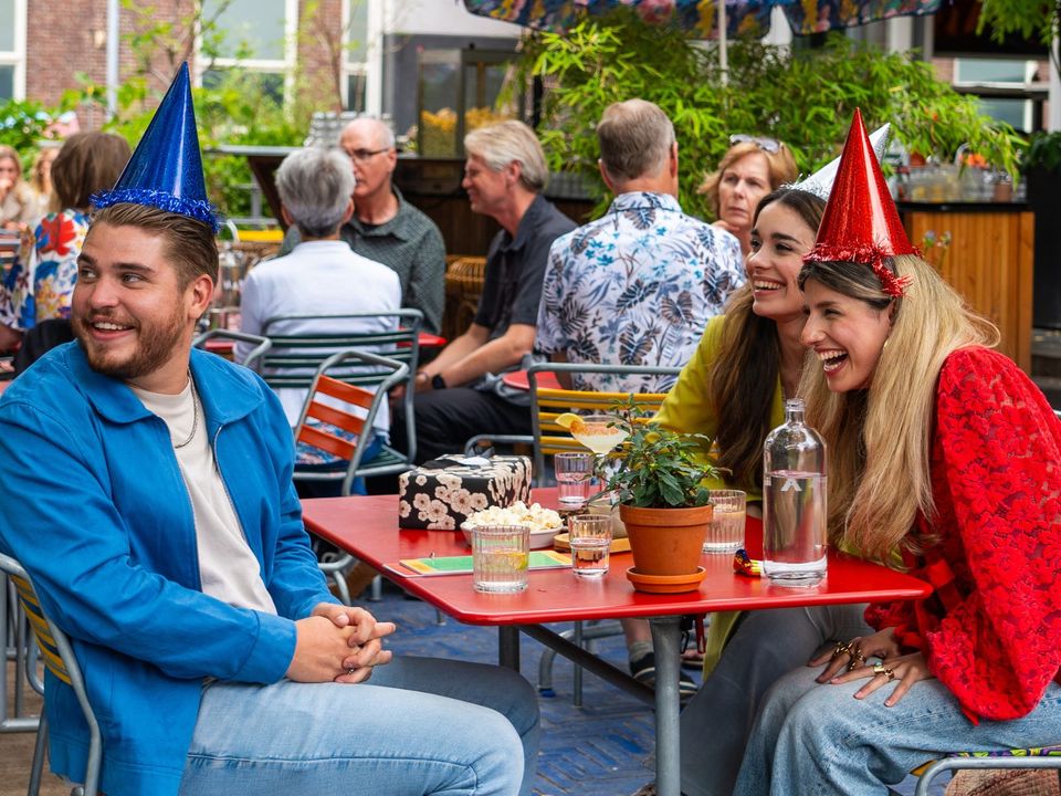 Vrienden op een terras op het Doelenplein in Delft