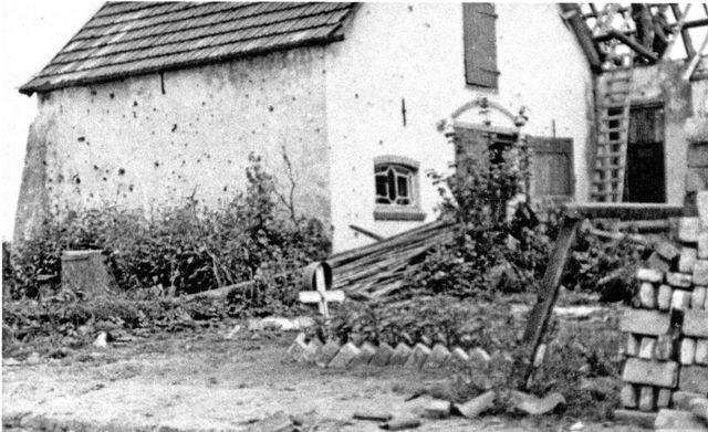 The Polish soldier Bier found his first resting place in a field grave on the Dorpstraat. He is possibly the radio operator who was helped by Henk te Dorsthorst, a resident of Driel at the time.