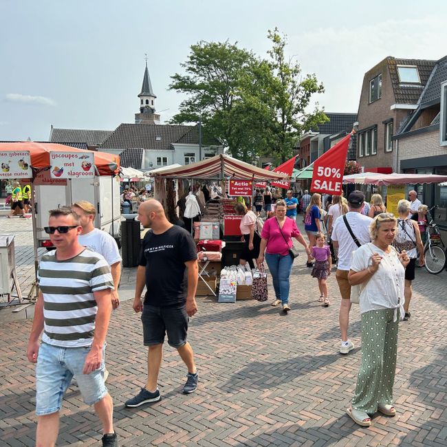 Foto voorjaarsmarkt met kerk