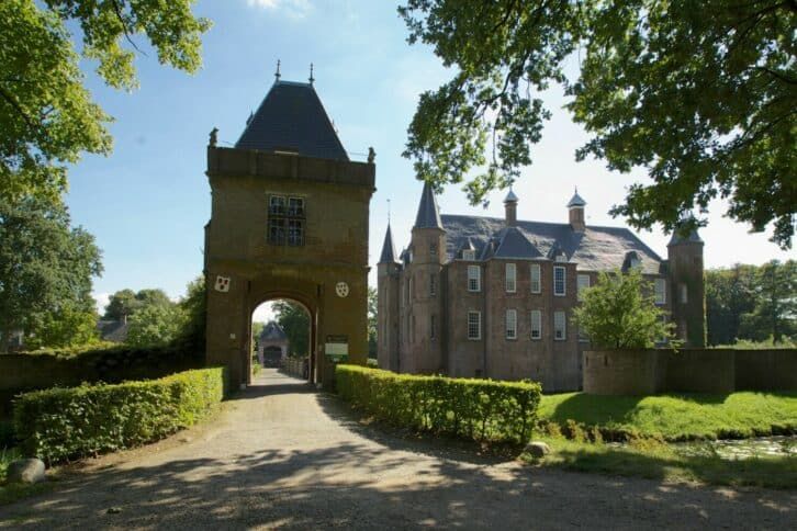 Het zestiende-eeuwse poortgebouw van Slot Zuylen is normaal niet toegankelijk voor publiek.