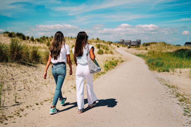 Twee vrouwen wandelen op Marker Wadden.
