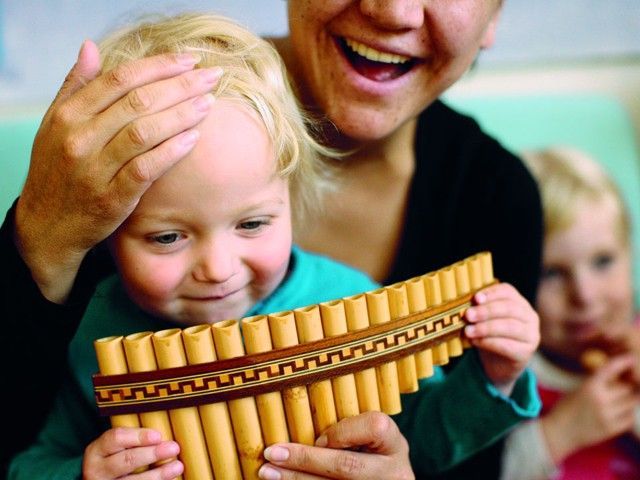 Kindje die een instrument bespeelt