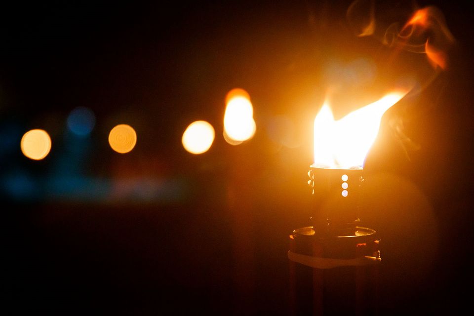 Close-up van een brandende fakkel in het donker.