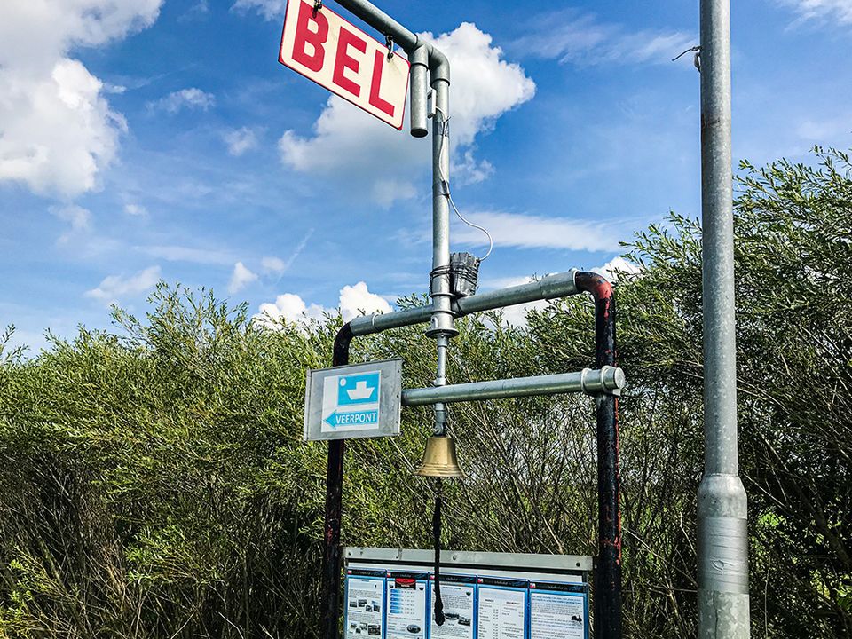 Met een bel kun je de pont roepen.