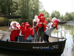 Mensen in het rood gekleed op een sloep