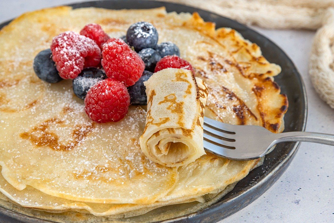 Pannenkoeken met fruit en poedersuiker