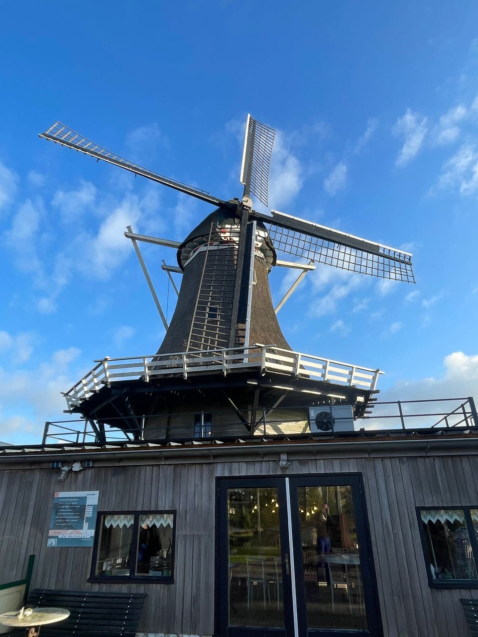 De prachtige molen is in al zijn glorie te zien op deze foto.