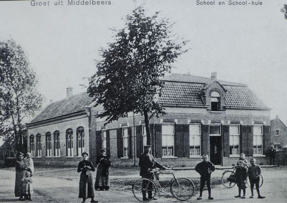oude foto schoolmeesterswoning in Middelbeers