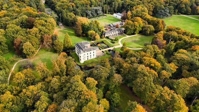 Huis Doorn en het landgoed nemen langzaam de herfstkleuren aan, wat heel mooi zichtbaar wordt in deze dronefoto