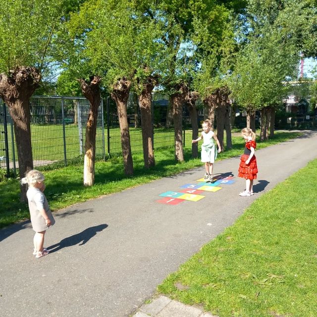Hinkelende kinderen zustertuin