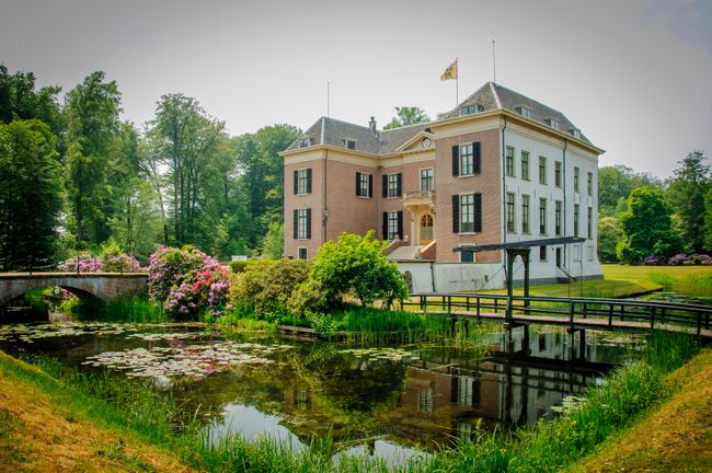 Huis Doorn wordt omringd door een groene tuin, vijvers en historische bruggetjes. De statige buitenplaats ligt midden in een parkachtige omgeving.